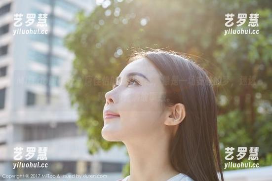 MiiTao蜜桃社 - 唐佳怡的修女壁纸，像是一场安静的梦，迷迷糊糊却充满故事感。