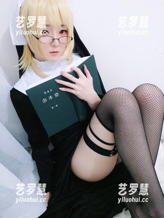 一小央泽 一小央泽近期大作:在办公室里cos的另一种姿态