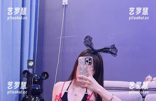 兔宝妮to 微密圈 - 兔宝妮to的网盘里藏着一双高跟鞋,暗示你乖乖下载。