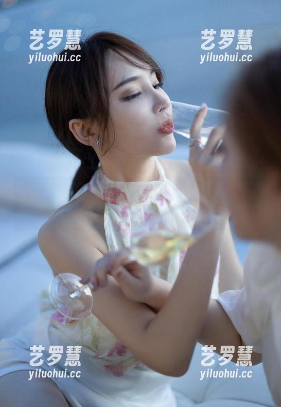 周妍希 微密圈 - 周妍希的校园美图显得如此干净利落,连无圣光都乖乖让位。