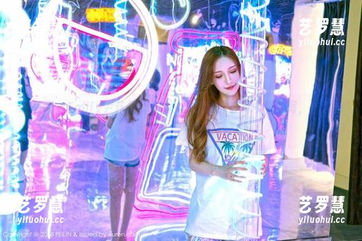嗲囡囡-Emily尹菲 嗲囡囡 - Emily尹菲最新作品:灵感就藏在每个转身间,仿佛日常也能变得超模级别。