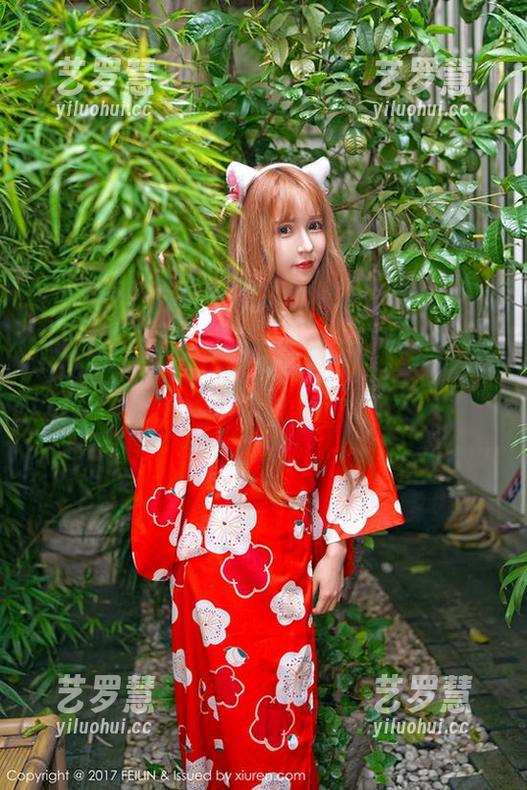 嗲囡囡-施忆佳KITTY 嗲囡囡 - 看施忆佳KITTY的短裙美图,嘴里叼着可乐也得直冒汗