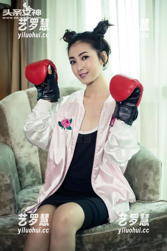 头条女神-松果儿 头条女神 - 在松果儿的视角里,自拍不只是简单的写真,她教你如何玩出新花样的套图