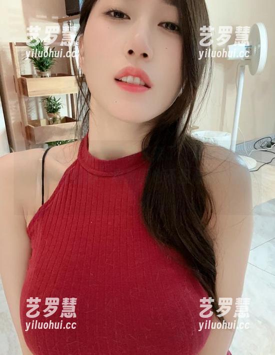小玉吃果冻 微密圈 - 小玉吃果冻又来了,最新图包里的裸足刚刚好,麻麻再也不担心我的鞋子了。