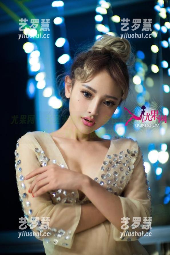 尤果网 - 无圣光的白裙，金佳佳的照片证明了一切都能被自拍化。