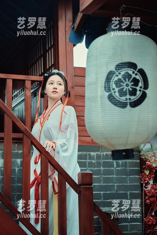 看年年Nnian的“白露”定制作品，不经意间就停留在这些细节中，心啊，微妙又温柔。
