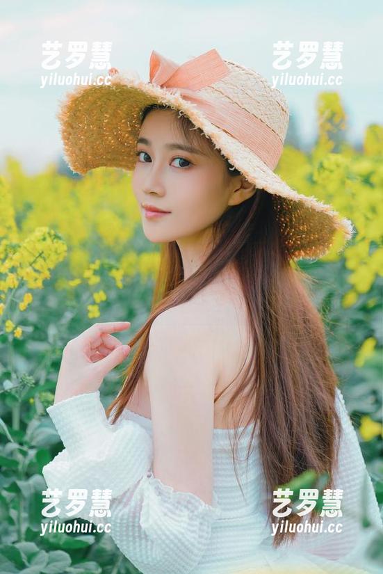 年年Nnian 年年Nnian的最新吊带图包,隐约觉得好像忘了穿衣服呢,哈哈!