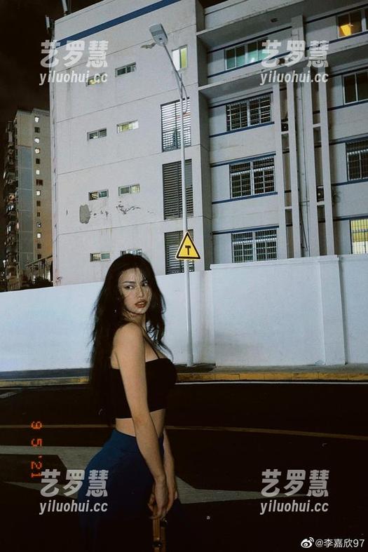 微密圈 - 支持李嘉欣97！免费齐屁短裤写真：无论你穿啥，没有照骗这点自由，有你就特别！