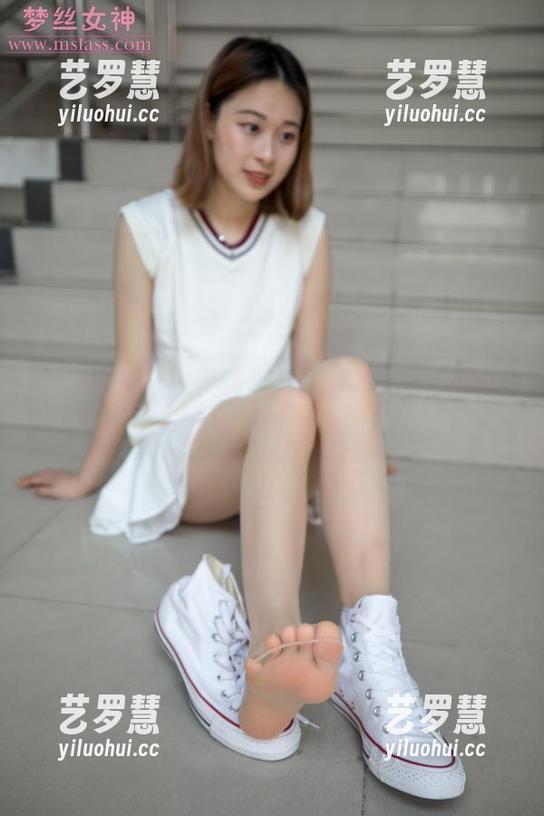 梦丝女神 - ‍一抹灵唯，那腿似乎一瞬间牵绊住了我的目光。