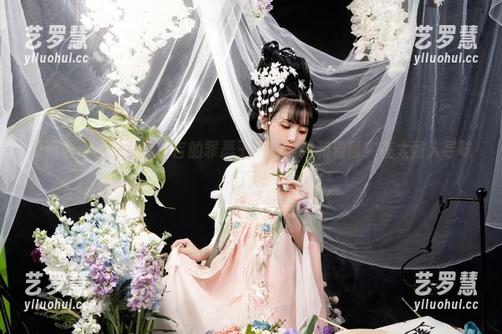 爆机少女喵小吉 原图看爆机少女喵小吉的罪恶王冠,姿势和表情实在太耐人寻味了吧