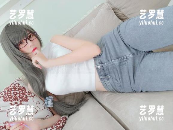 T恤白丝配眼酱大魔王w，私拍图集里的趣味小插曲