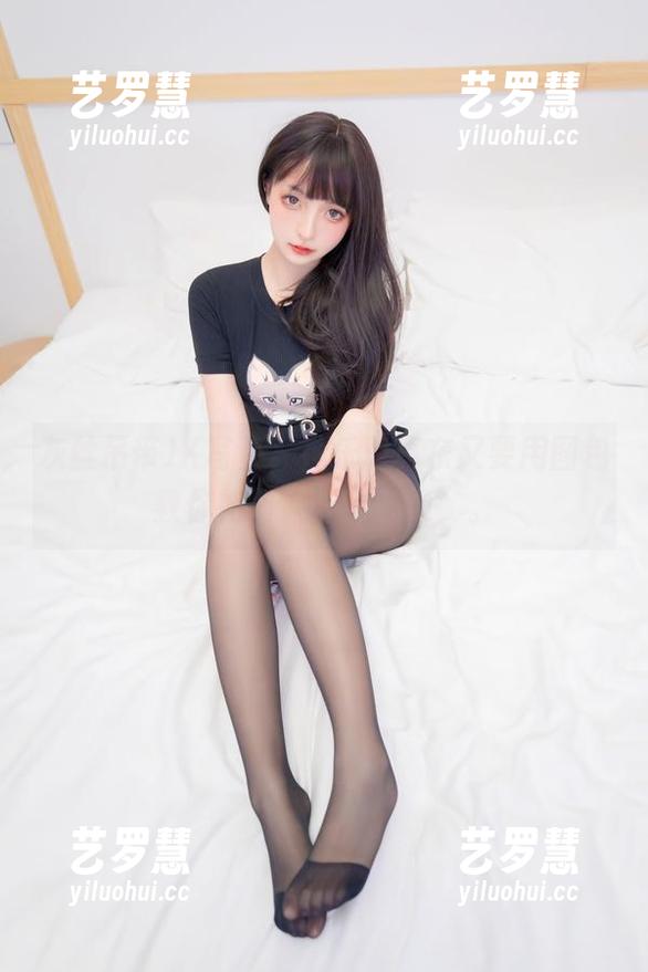 神乐坂真东 灰丝吊带JK写真,神乐坂真东又要用图包教你如何“怦然心动”。