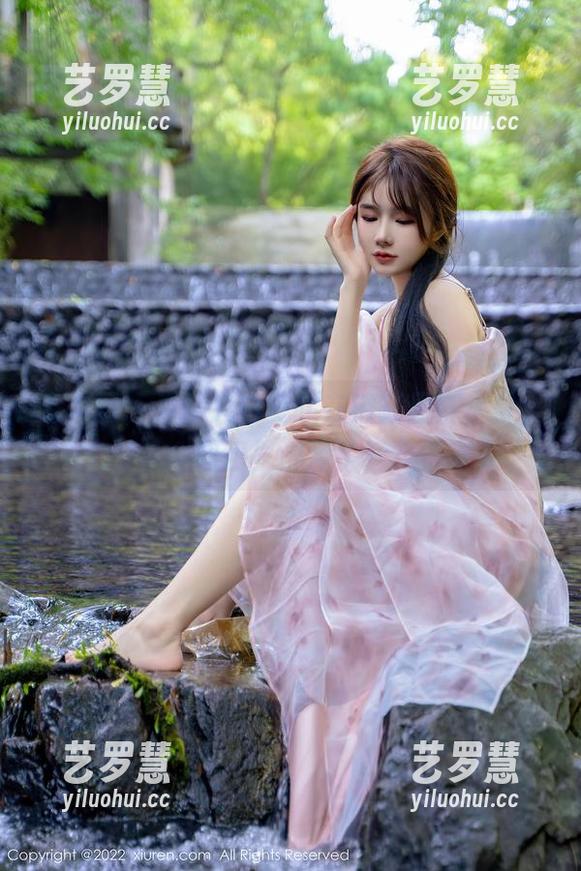 秀人网-大白兔吖 秀人网 - 看!大白兔吖在浴缸里打水仗,图包里都淹了!