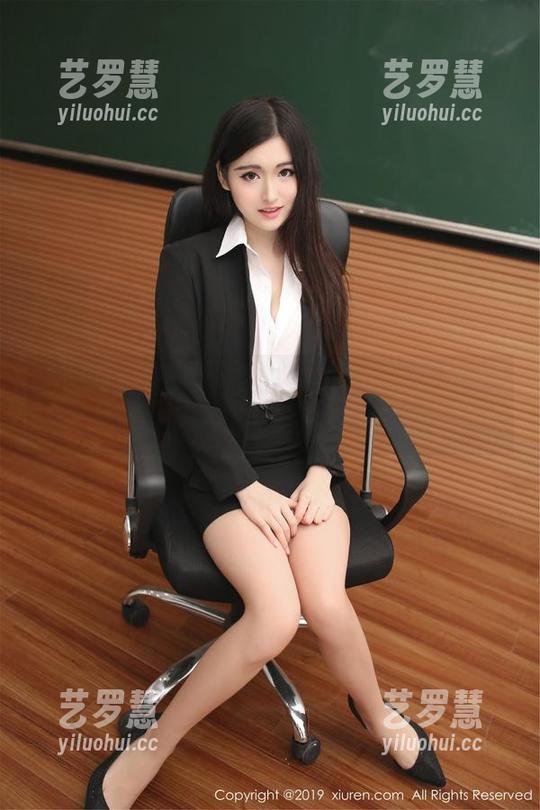 秀人网-豆瓣酱 秀人网 - 豆瓣酱与她的毛衣写真集:我真希望她就一会不穿过衣服分享!