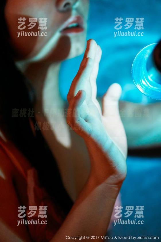 蜜桃社 - E杯奶茶的姐姐，那个全套图集像极了小心思，令人瞩目。