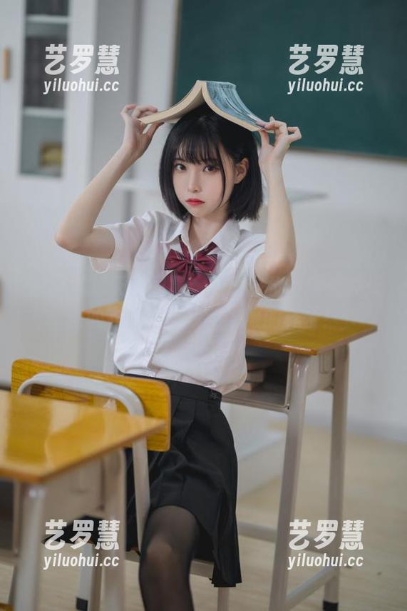 许岚LAN 许岚LAN天使图集:瞧瞧这位小精灵在天使的衣橱里翻找新衣服的样子!