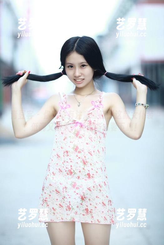 青豆客-谭晓彤 青豆客 - 你有没有注意谭晓彤这款女仆装?低调又撩人,美图务必要下载!