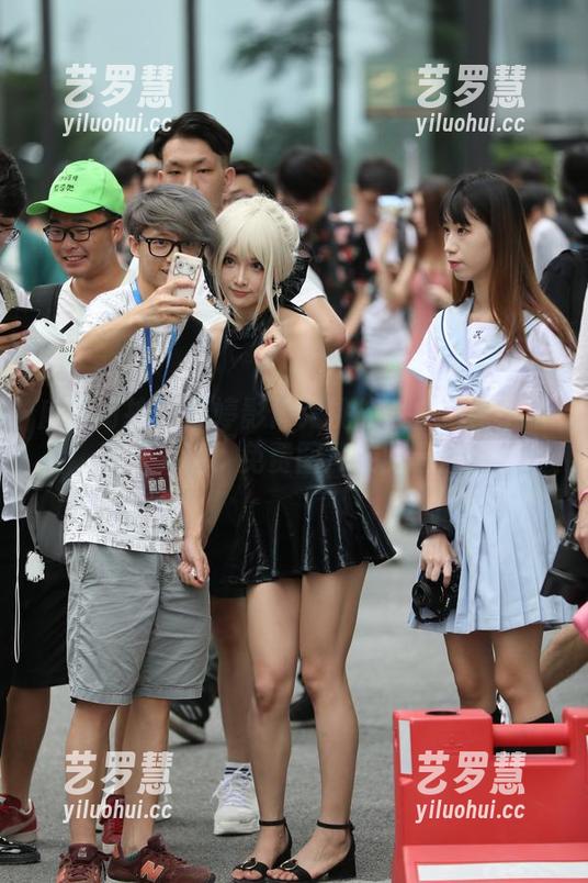 魔镜街拍-婷婷 魔镜街拍 - 婷婷影像大挑战:白色裙子搭黑丝美腿,免费图片在此等你!
