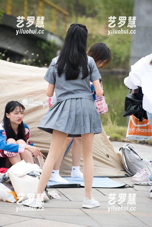 魔镜街拍 魔镜街拍:下载这白色制服的优雅,根本不想走开