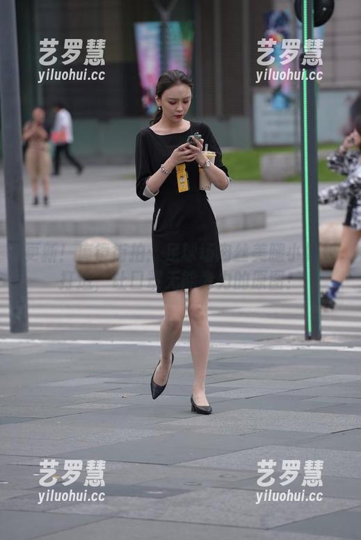 更新！魔镜街拍：足球场肉丝美腿小姐姐打造，让口罩无能为力的原图！